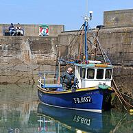 Visser op vissersboot in het haventje van Pennan, een klein dorpje aan de zee in Aberdeenshire, Schotland, UK
<BR><BR>Zie ook www.arterra.be</P>